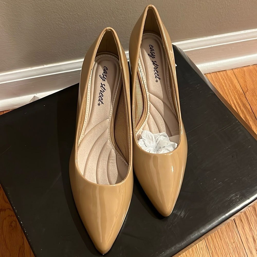 Easy street Nude patent, leather point shoe